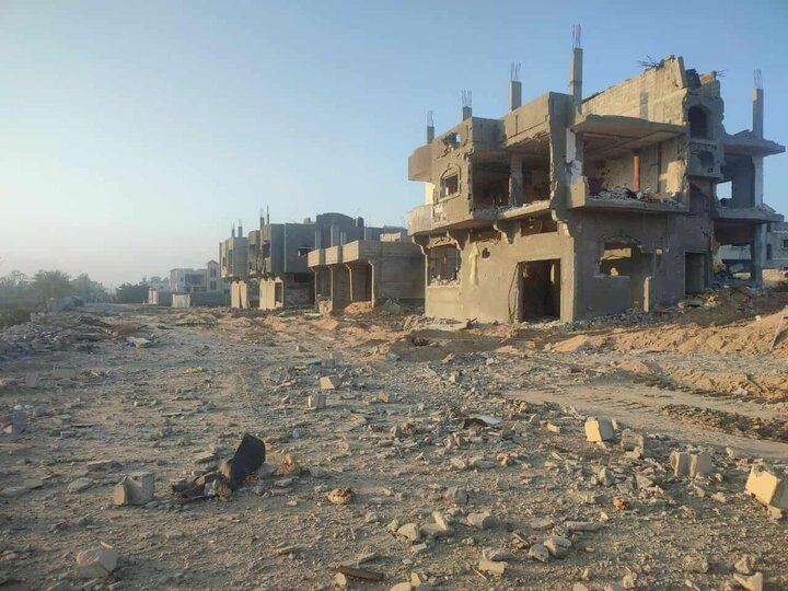 آثار الدمار الكبير وتخريب واسع للاحتلال جنوبي مدينة دير البلح وسط قطاع غزة