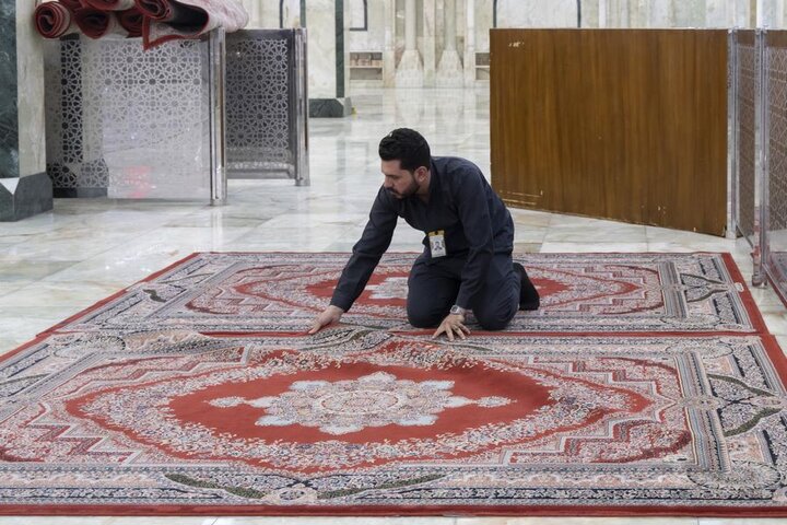 غسل سرداب الإمام الحسين (عليه السلام) وفرشه