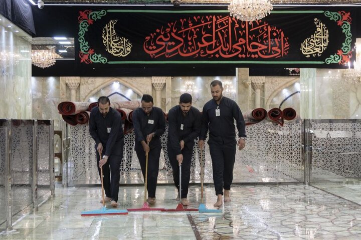 غسل سرداب الإمام الحسين (عليه السلام) وفرشه