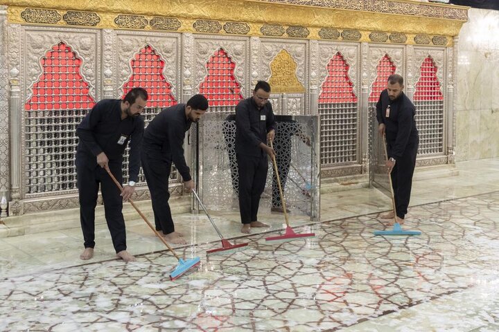 غسل سرداب الإمام الحسين (عليه السلام) وفرشه