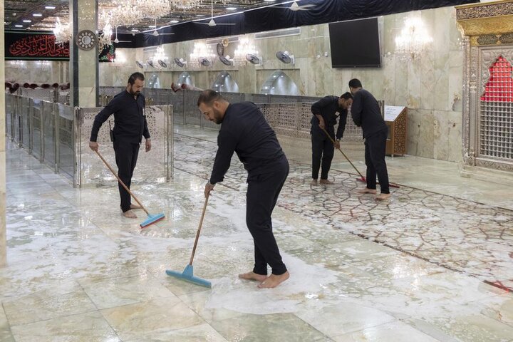 غسل سرداب الإمام الحسين (عليه السلام) وفرشه