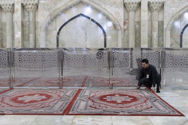 غسل سرداب الإمام الحسين (عليه السلام) وفرشه