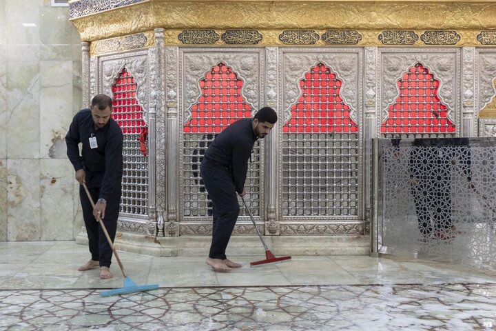 غسل سرداب الإمام الحسين (عليه السلام) وفرشه