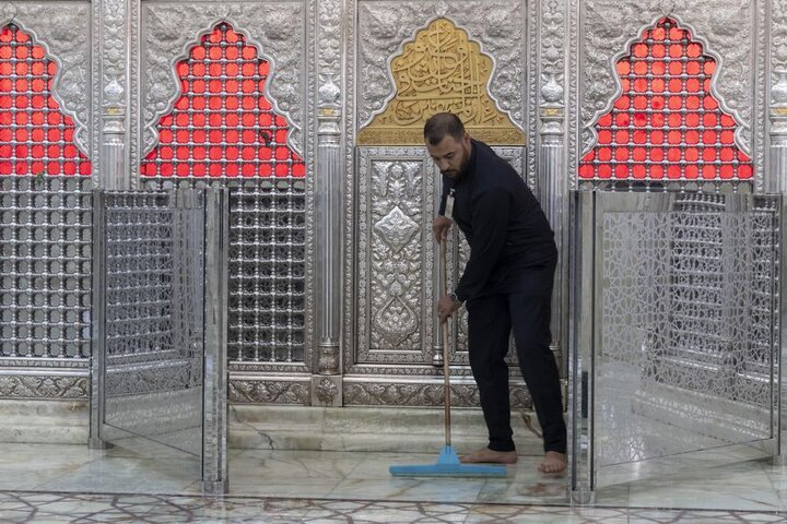 غسل سرداب الإمام الحسين (عليه السلام) وفرشه