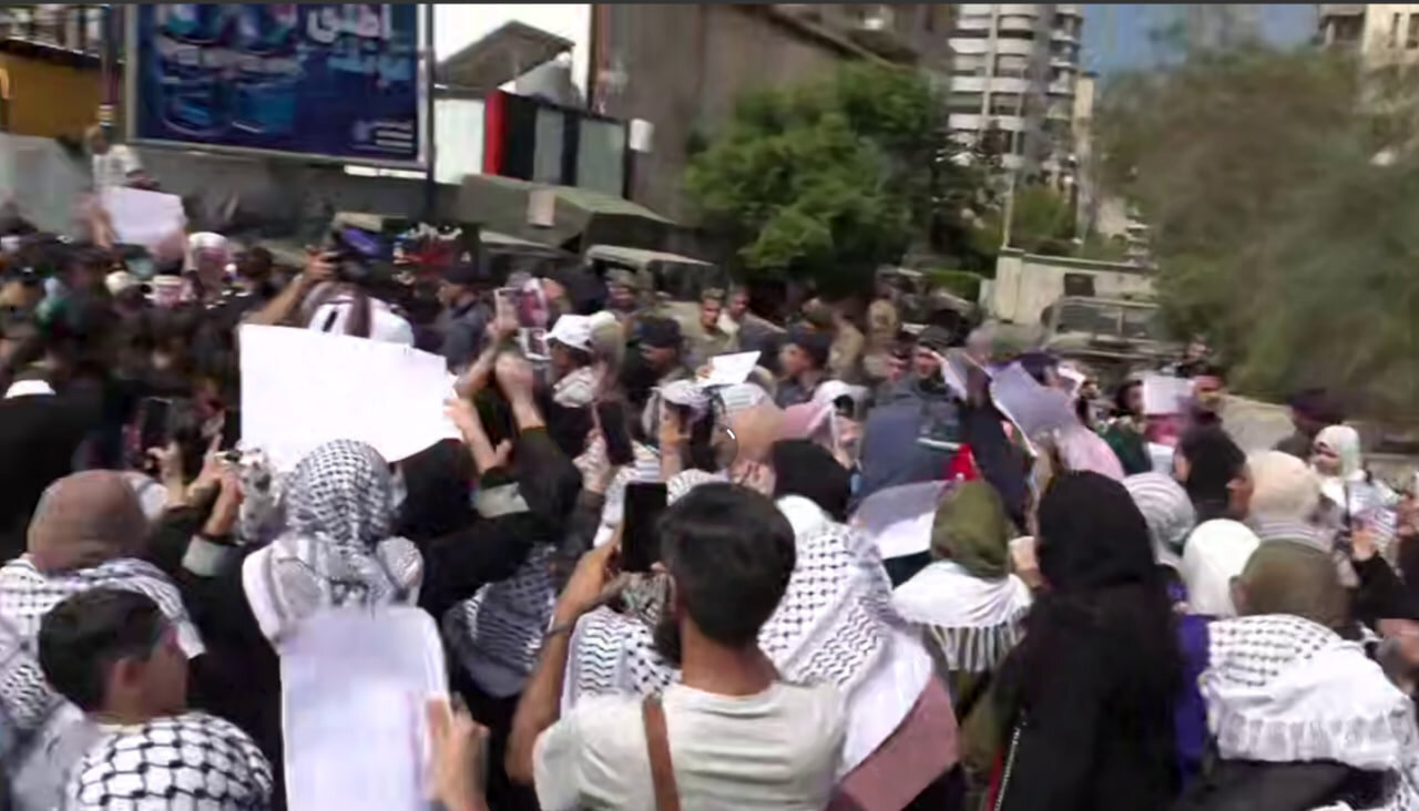 فیديو | مظاهرة أمام السفارة المصرية في بيروت تطالب مصر بفتح معبر رفح