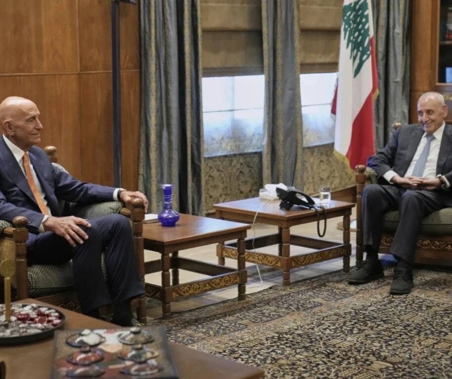 "Nebîh Berî çawa bi awayekî zelal li ser çekên Hizbullah destpêk kir û li ser destê nûnerê Emerîkayê da rijand?" "Nebîh Berî çawa bi awayekî zelal li ser çekên Hizbullah destpêk kir û li ser destê nûnerê Emerîkayê da rijand?"