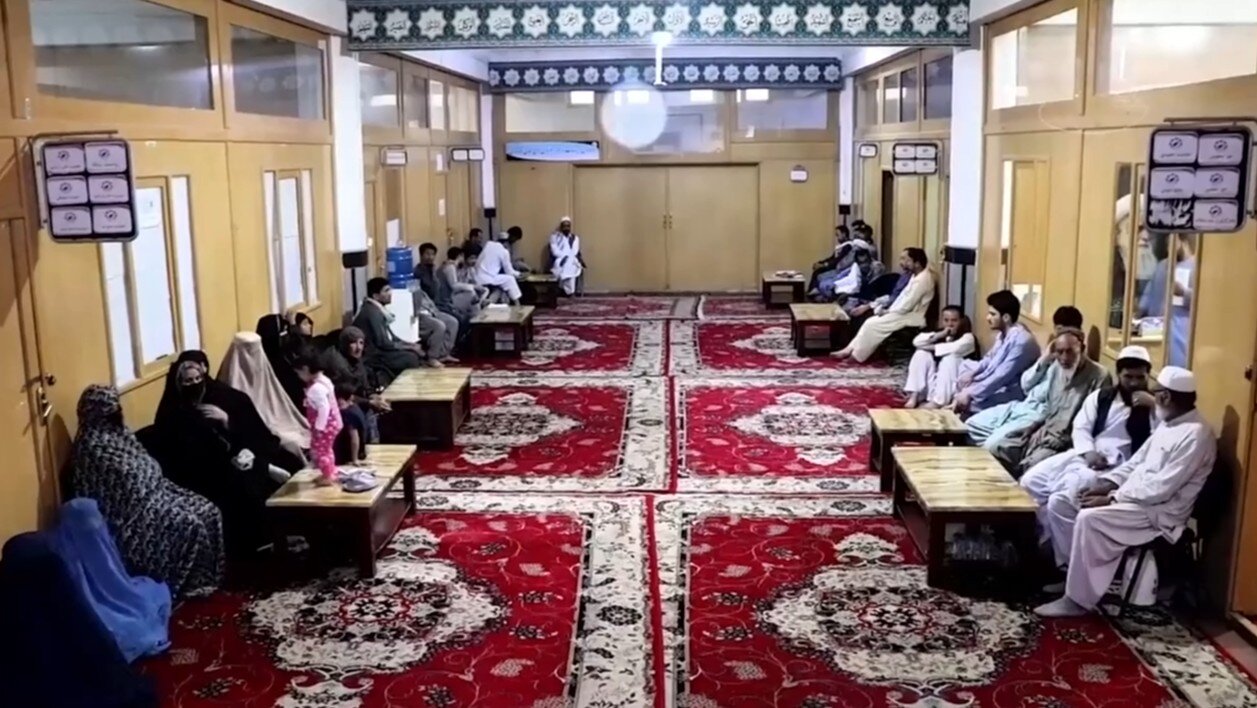 ویدئو | توزیع کمک نقدی و راه‌اندازی مراکز اسکان برای مهاجران بازگشتی از سوی مسجد فاطمیه‌ی قندهار