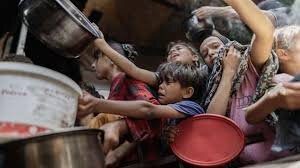 अमेरिका और ज़ायोनी शासन की बर्बरता, सहायता के नाम पर हज़ारों लोगों की हत्या 