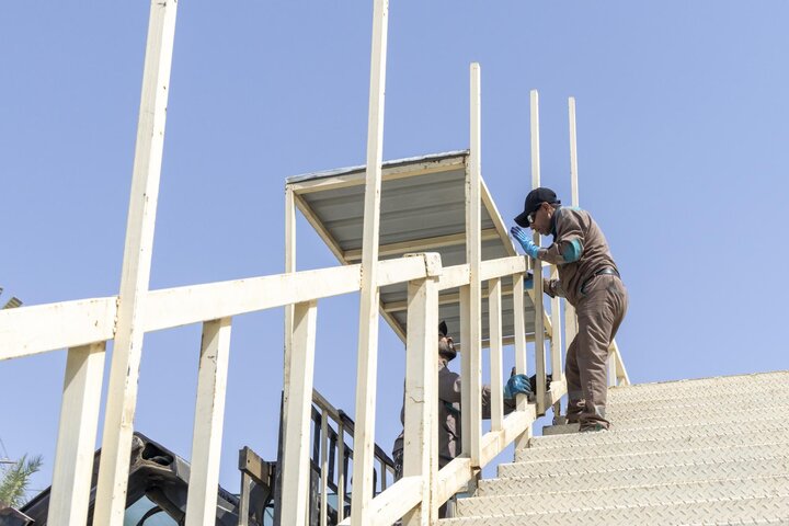 نصب مجسر حديدي مؤقت في منطقة بين الحرمين لتسهيل حركة حركة الزائرين في زيارة الأربعين