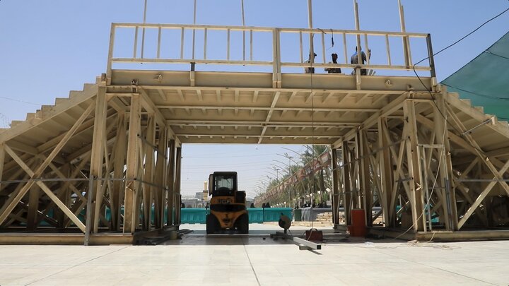 نصب مجسر حديدي مؤقت في منطقة بين الحرمين لتسهيل حركة حركة الزائرين في زيارة الأربعين