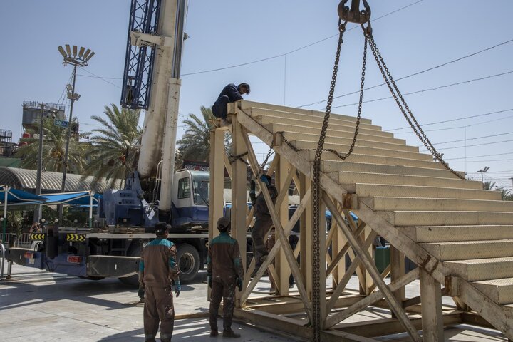 نصب مجسر حديدي مؤقت في منطقة بين الحرمين لتسهيل حركة حركة الزائرين في زيارة الأربعين