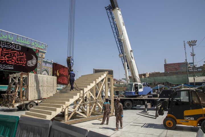 نصب مجسر حديدي مؤقت في منطقة بين الحرمين لتسهيل حركة حركة الزائرين في زيارة الأربعين