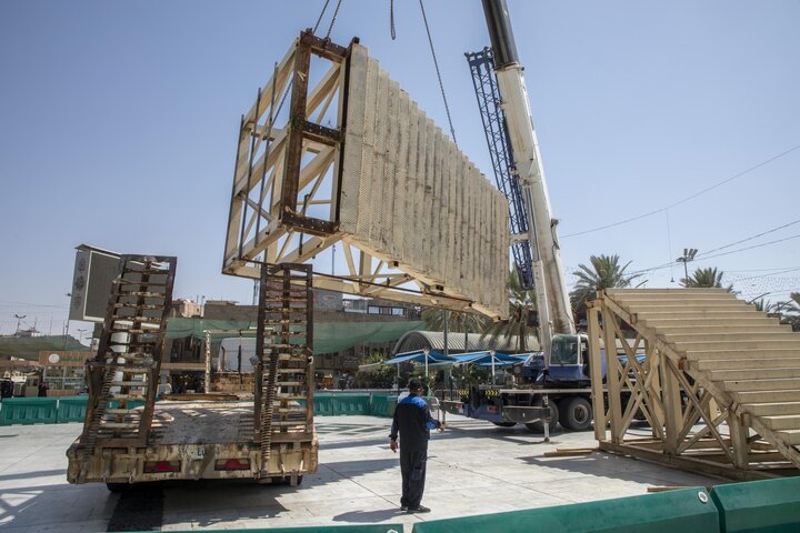 نصب مجسر حديدي مؤقت في منطقة بين الحرمين لتسهيل حركة حركة الزائرين في زيارة الأربعين