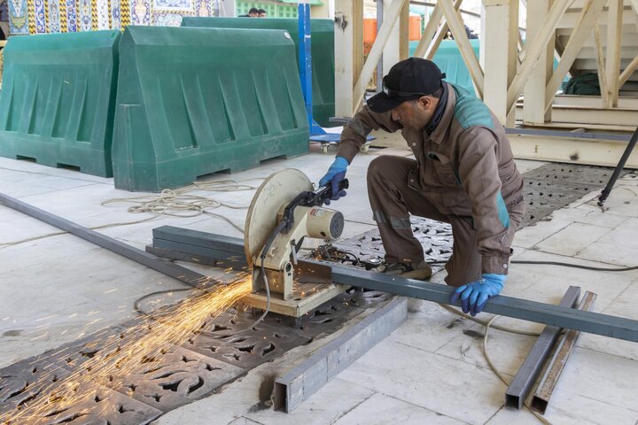 نصب مجسر حديدي مؤقت في منطقة بين الحرمين لتسهيل حركة حركة الزائرين في زيارة الأربعين