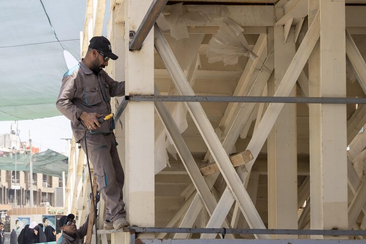 نصب مجسر حديدي مؤقت في منطقة بين الحرمين لتسهيل حركة حركة الزائرين في زيارة الأربعين