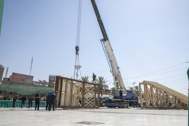 نصب مجسر حديدي مؤقت في منطقة بين الحرمين لتسهيل حركة حركة الزائرين في زيارة الأربعين