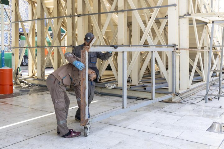 نصب مجسر حديدي مؤقت في منطقة بين الحرمين لتسهيل حركة حركة الزائرين في زيارة الأربعين