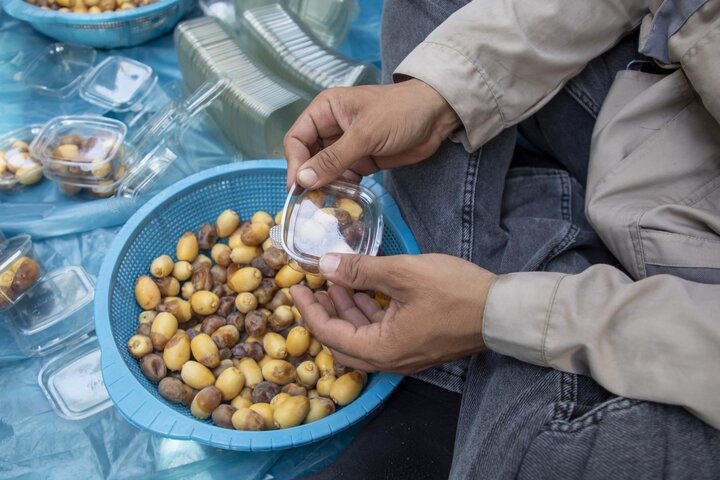 جني تمور نخيل الساحة الوسطية في بين الحرمين الشريفين لتوزيعها على الزائرين