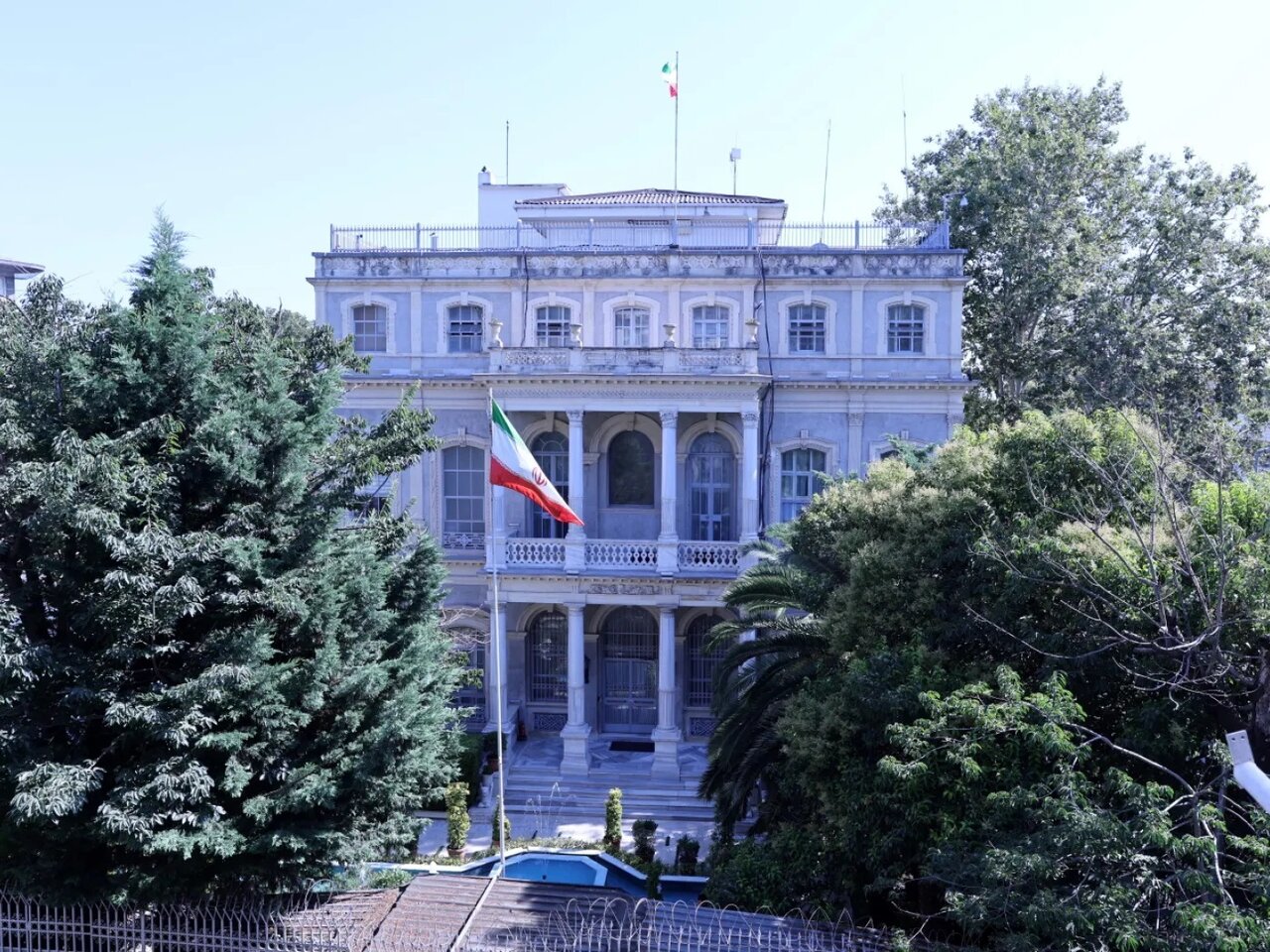 پایان مذاکرات ایران و اروپا در استانبول / نمایندگان سه کشور اروپایی از کنسولگری ایران خارج شدند