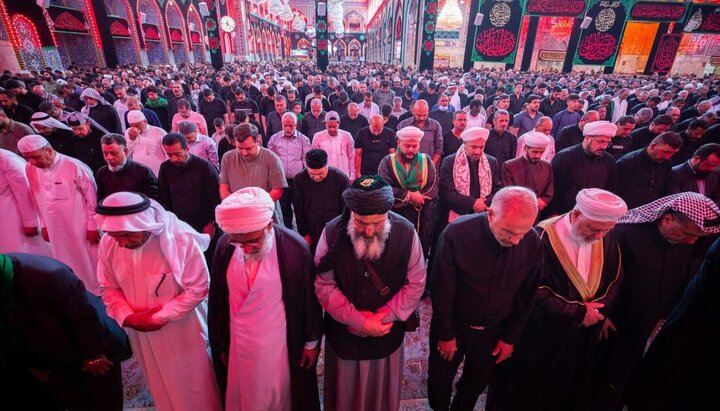 إقامة صلاة موحدة داخل ضريح الإمام الحسين (ع) بإمامة ممثل المرجعية الدينية العليا