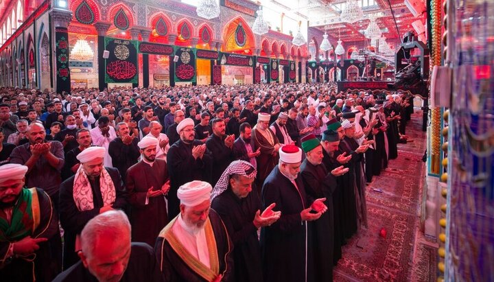 إقامة صلاة موحدة داخل ضريح الإمام الحسين (ع) بإمامة ممثل المرجعية الدينية العليا