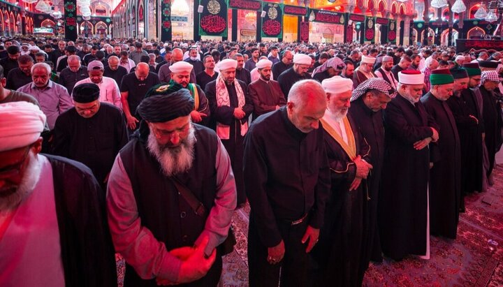 إقامة صلاة موحدة داخل ضريح الإمام الحسين (ع) بإمامة ممثل المرجعية الدينية العليا