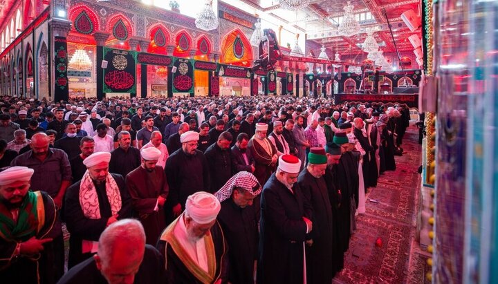 إقامة صلاة موحدة داخل ضريح الإمام الحسين (ع) بإمامة ممثل المرجعية الدينية العليا