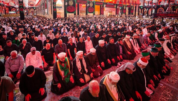إقامة صلاة موحدة داخل ضريح الإمام الحسين (ع) بإمامة ممثل المرجعية الدينية العليا