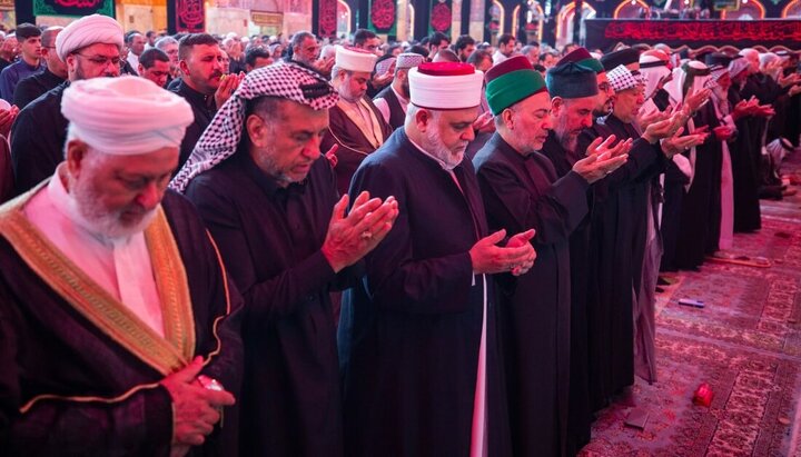 إقامة صلاة موحدة داخل ضريح الإمام الحسين (ع) بإمامة ممثل المرجعية الدينية العليا