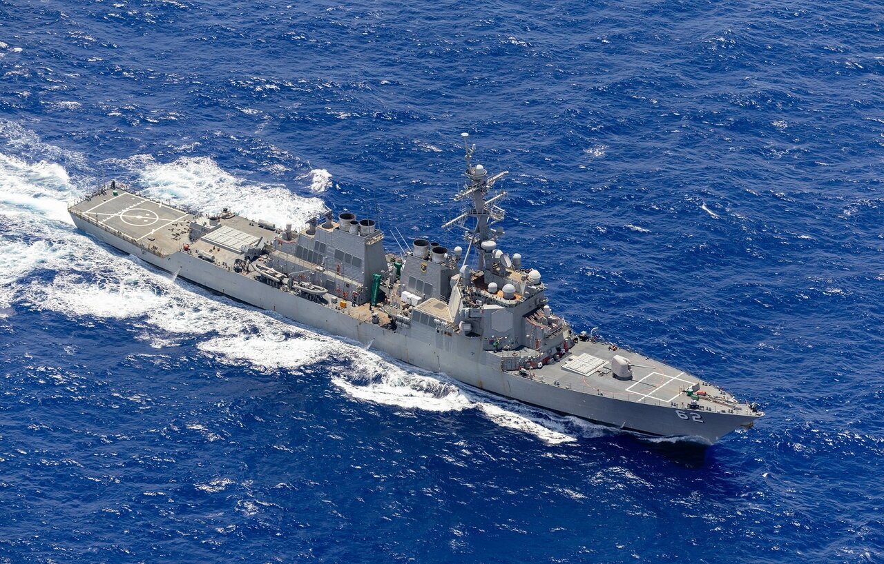 Video: Iranian helicopter drove away American destroyer from near Iranian waters