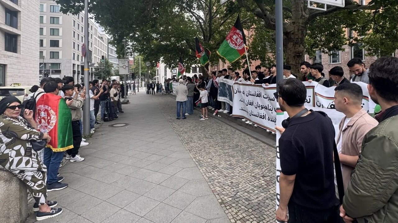 تظاهرات پناه‌جویان افغانستان در آلمان علیه پذیرش دیپلمات‌های طالبان توسط آلمان