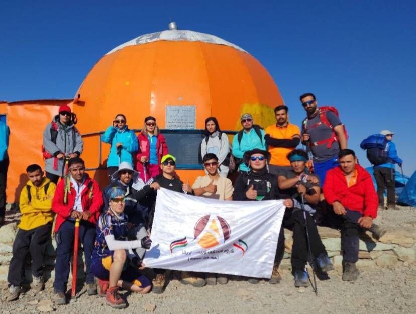 صعود نمادین کوهنوردان افغانستانی به قله توچال در اعلام همبستگی با مهاجرین بازگشتی