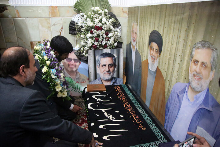 Photos: Physics elite pays tribute to Hazrat Masoumeh holy shrine