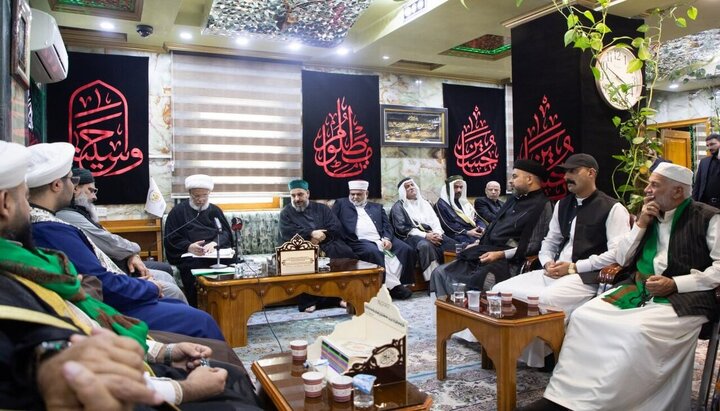 تقرير مصور/ الشيخ الكربلائي يستقبل مشايخ الحضرة القادرية الرفاعية في حرم الإمام الحسين(ع)