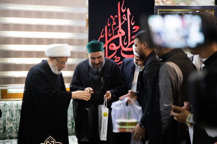 تقرير مصور/ الشيخ الكربلائي يستقبل مشايخ الحضرة القادرية الرفاعية في حرم الإمام الحسين(ع)