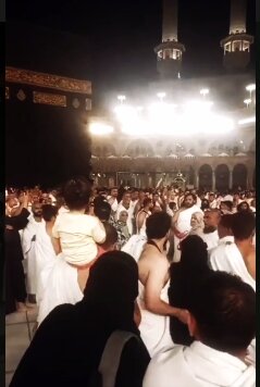 فيديو | معتمر مصري يصرخ أمام الكعبة: أطفال غزة بتموت يا مسلمين يا عرب