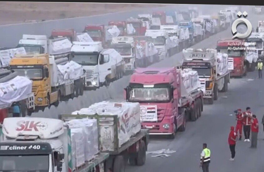 شاحنات مساعدات بدأت بالتوجه إلى غزة قادمة من مصر