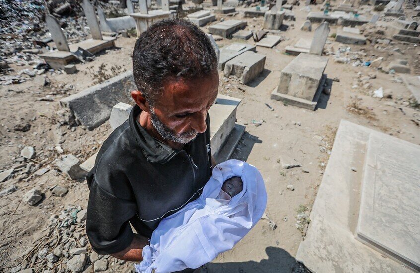 5 قتلى من عائلة واحدة في قصف إسرائيلي استهدف خيمة نازحين غرب خان يونس