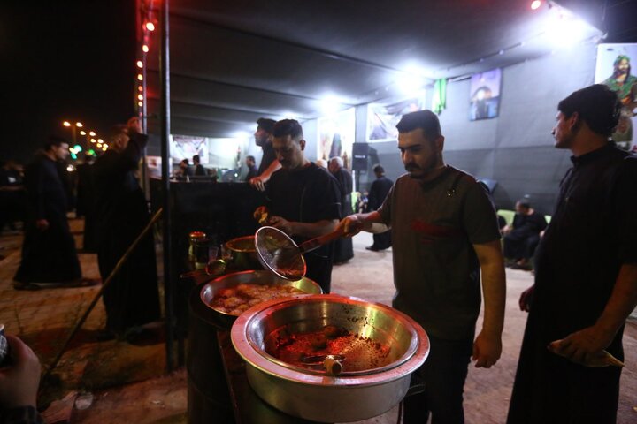 تقرير مصور/ من السر الى العلن.. مواكب حسينية لم تترك خدمة الاف زوار الأربعين