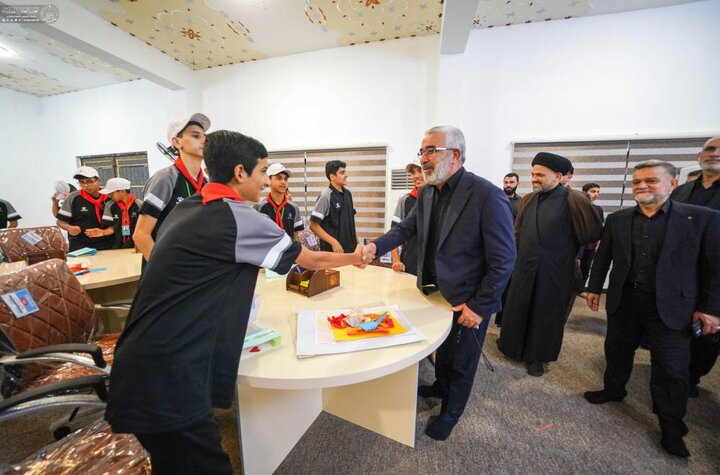 تقرير مصور/ الأمين العامّ للعتبة العلويّة المقدّسة يزور مخيّم "الفتى العلويّ"