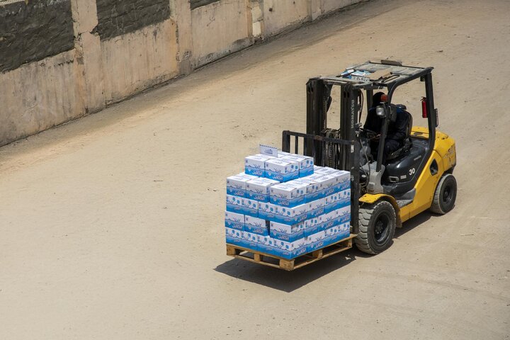 تقرير مصور/ العتبة العباسية المقدسة تباشر بخزن صناديق مياه الشرب لتوزيعها على المواكب وزائري الأربعين