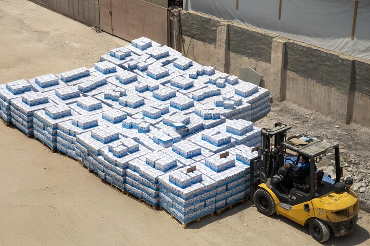 تقرير مصور/ العتبة العباسية المقدسة تباشر بخزن صناديق مياه الشرب لتوزيعها على المواكب وزائري الأربعين