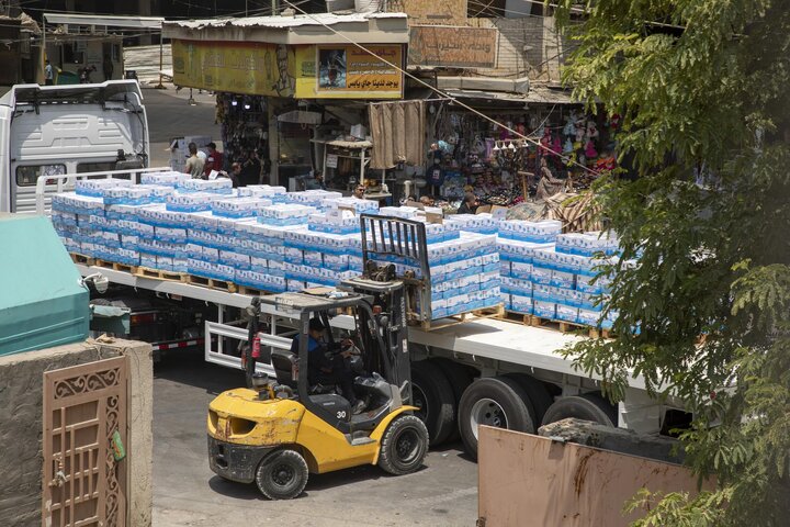تقرير مصور/ العتبة العباسية المقدسة تباشر بخزن صناديق مياه الشرب لتوزيعها على المواكب وزائري الأربعين