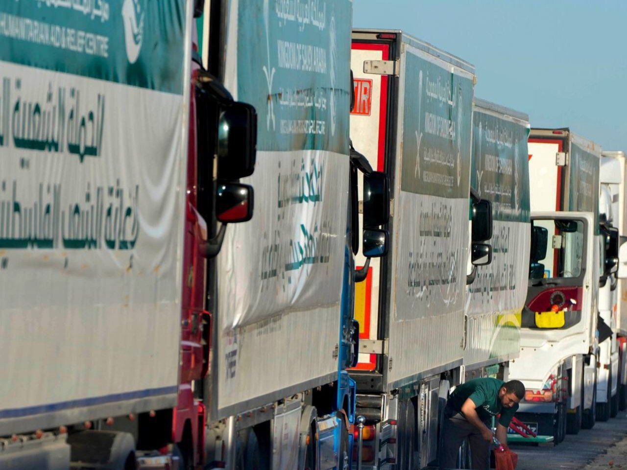 রাফায় ত্রাণবাহী ট্রাক প্রবেশের পর গাজাবাসীর প্রতিক্রিয়া রাফায় ত্রাণবাহী ট্রাক প্রবেশের পর গাজাবাসীর প্রতিক্রিয়া