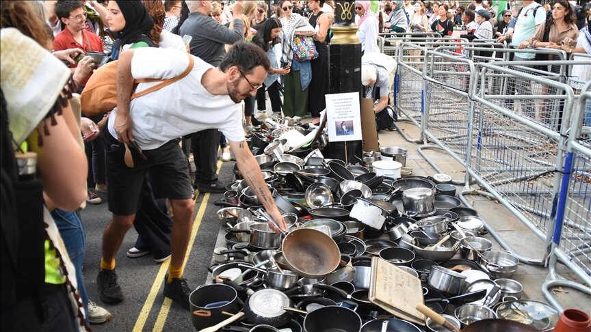 1,000 pots placed outside UK premier's office to protest Palestinians ‘deliberately starved by Israel’