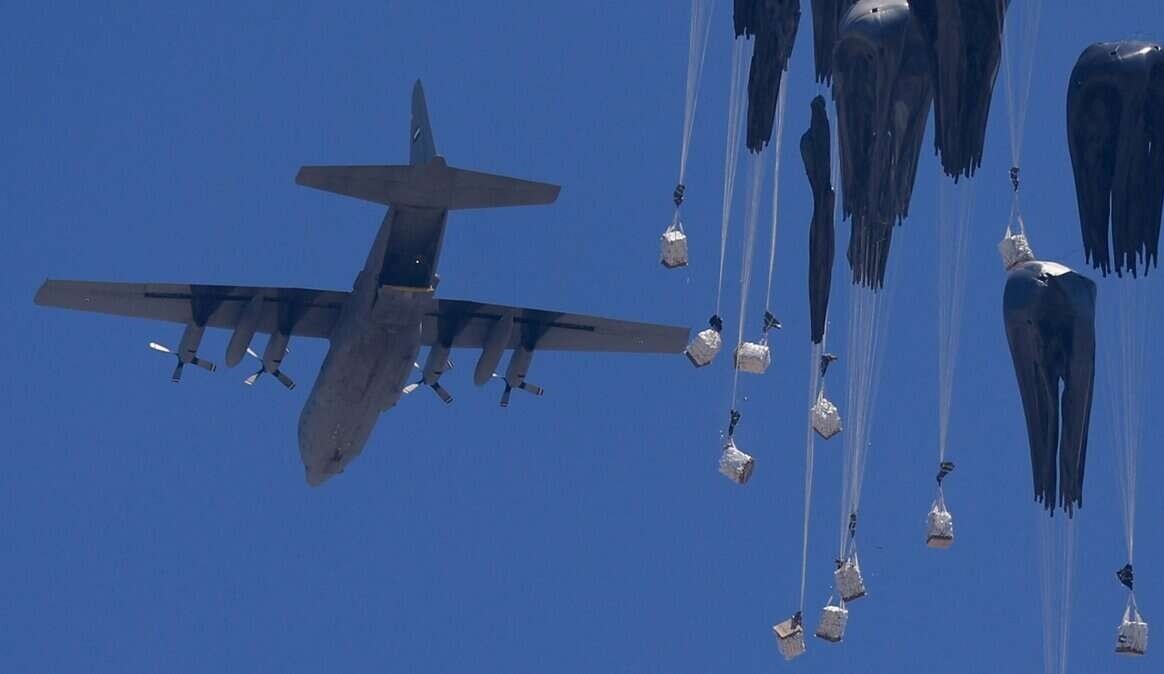 ویدیو |  پرتاب هوایی کمک‌های بشردوستانه برای نجات کودکان گرسنه غزه