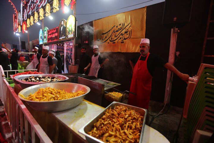 تقرير مصور/ من البصرة.. موكب "فاجعة سامراء" يطعم زوار مشاية الأربعين الحسيني يوميا