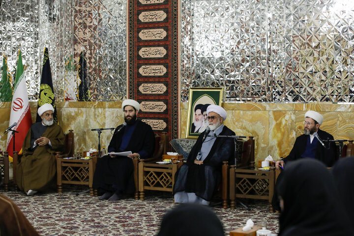 گزارش تصویری | دیدار طلاب فعال فضای مجازی با آیت‌اللّه مروی