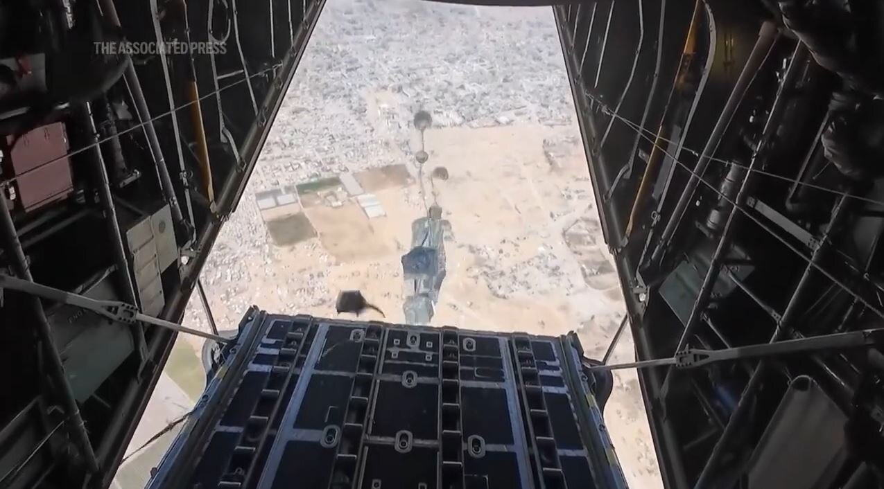 Video: Airdrop of humanitarian aid to save starving children in Gaza