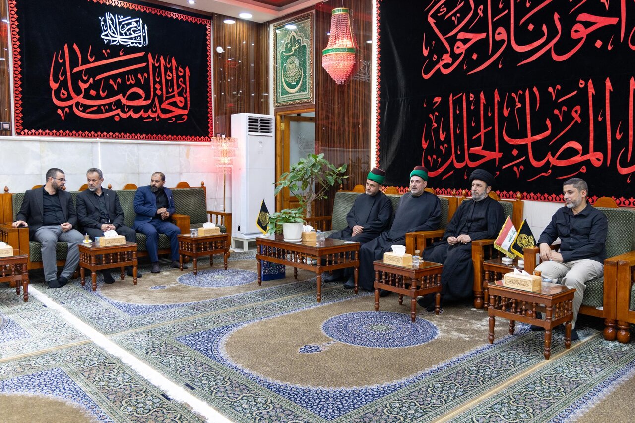 Delegation of Al-Abbas Shrine hands over banner of Imam al-Hassan to Imam Ali Shrine